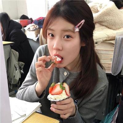 坐推土机的少女